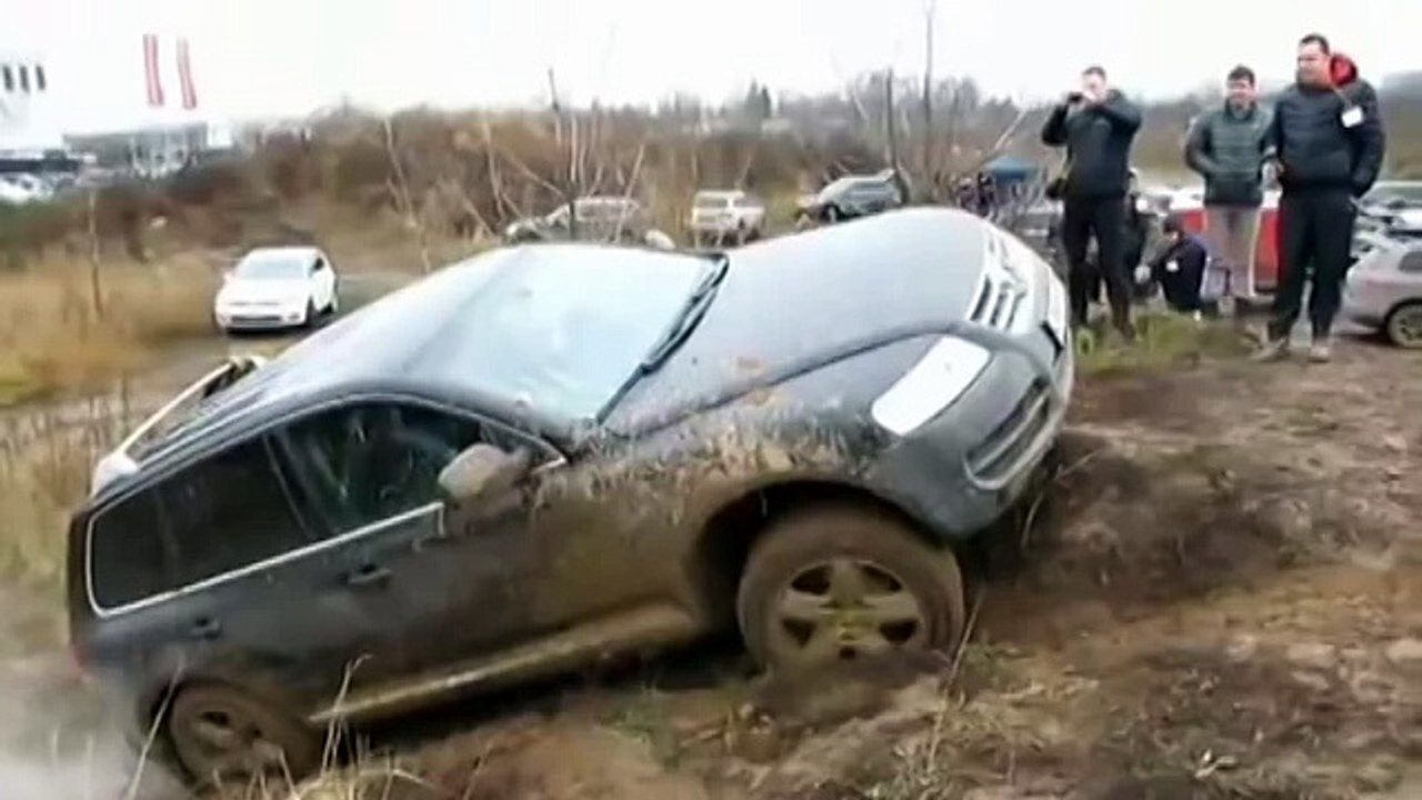 Off-road 4x4 Extreme VW Touareg vs Lexus LX570 Mudding