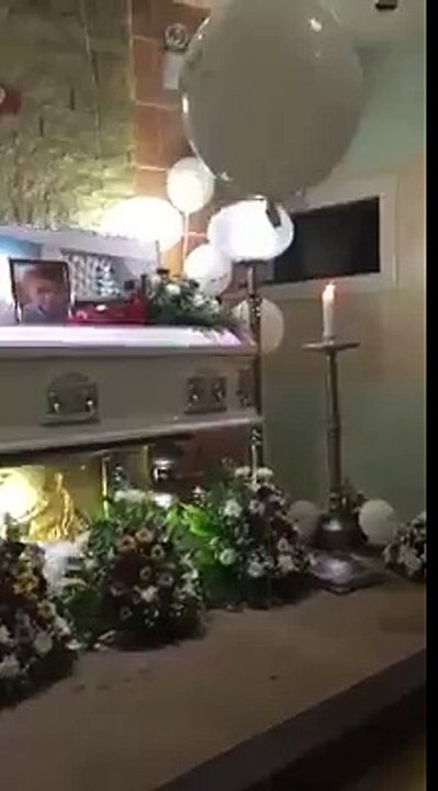 Cette maman fond en larmes à l'enterrement de s...