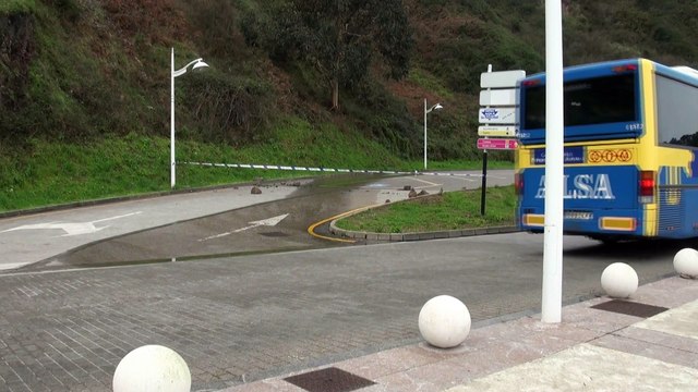 Desprendimientos de rocas obligan a cerrar aparcamiento del Paseo Marítimo de Candás
