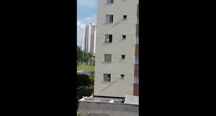 Brésil : un enfant se balade dangereusement sur le bord d'une fenêtre