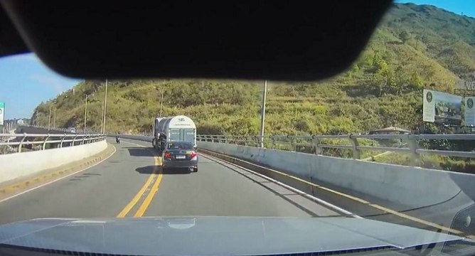 Choc frontal violent entre une moto et une voiture (Philippines)