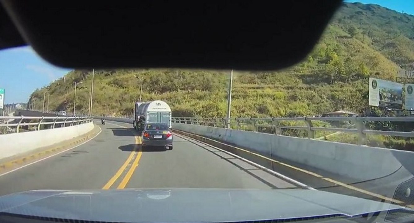 Choc frontal violent entre une moto et une voiture (Philippines)