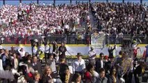 Miles de fieles reciben al papa a su llegada al aeropuerto de Ciudad Juárez