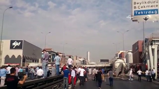 Avcılar'da üst geçit çöktü (İlk görüntüler)