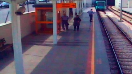 Vatandaş raylara düştü, vatman son anda treni durdurdu