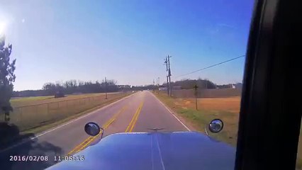 Camión se estrelló a toda velocidad contra una casa en EEUU