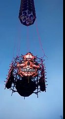 feux d'artifice dans un ballon au-dessus de la foule