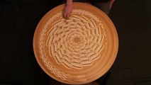 Se faire hypnotiser par des motifs dessinés dans le sable