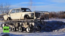 Un ingénieur russe fixe sa Lada sur des chenilles de char d'assaut
