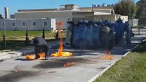 Fallo militar en una demostración con un cocktail molotov---Military fails throwing a molotov cocktail