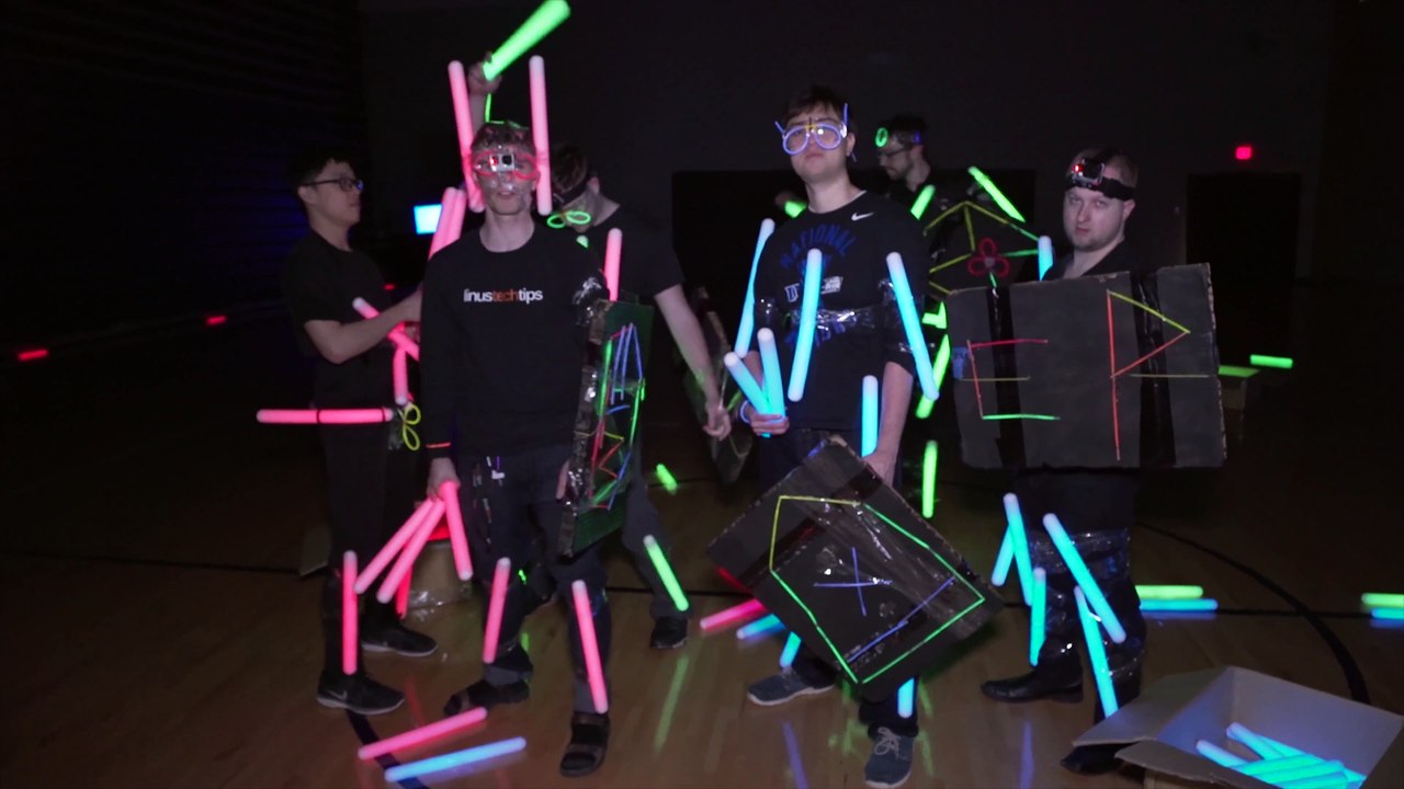 Une partie de Dodgeball dans le noir illuminé avec des glow sticks... Cool!!!