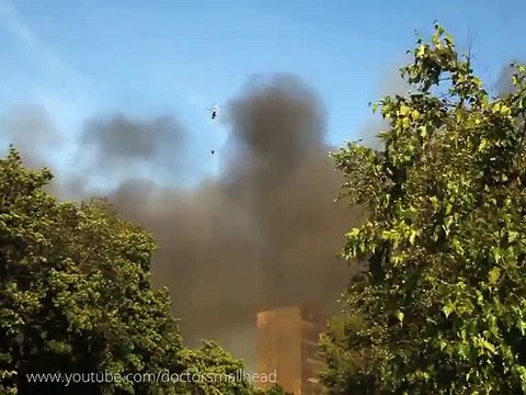 Вертолет Ка-32 МЧС сбрасывает воду