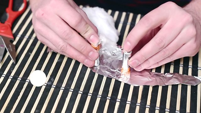 Как разжечь огонь с помощью батарейки за 3 секунды ✔ Как добыть огонь без спичек