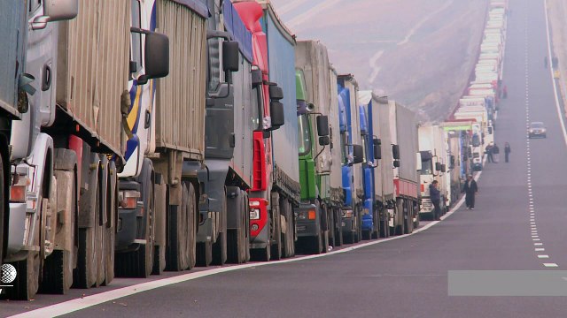 Bulgarian truckers seal Greece border with counter-blockade (2)