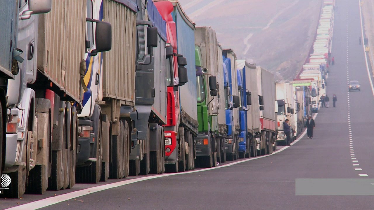 Bulgarian truckers seal Greece border with counter-blockade (2)
