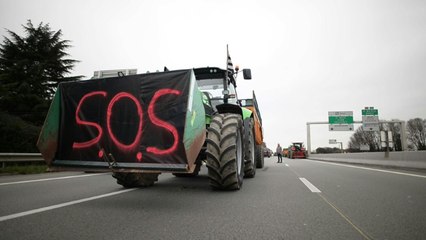 Agriculteurs en colère: fin du blocage à Rennes, Valls annonce des baisses de charges