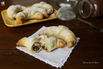 Cornetti di sfoglia con nocciolata e granella di nocciole