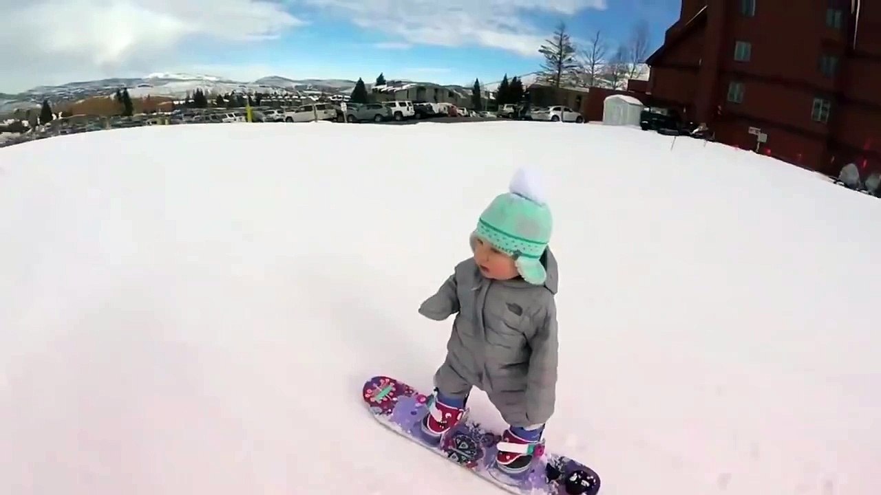 1 year old  Snowboarding - 1 yaşındaki ufak kayakçı