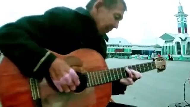 Бездомный попросил дать сыграть на гитаре...