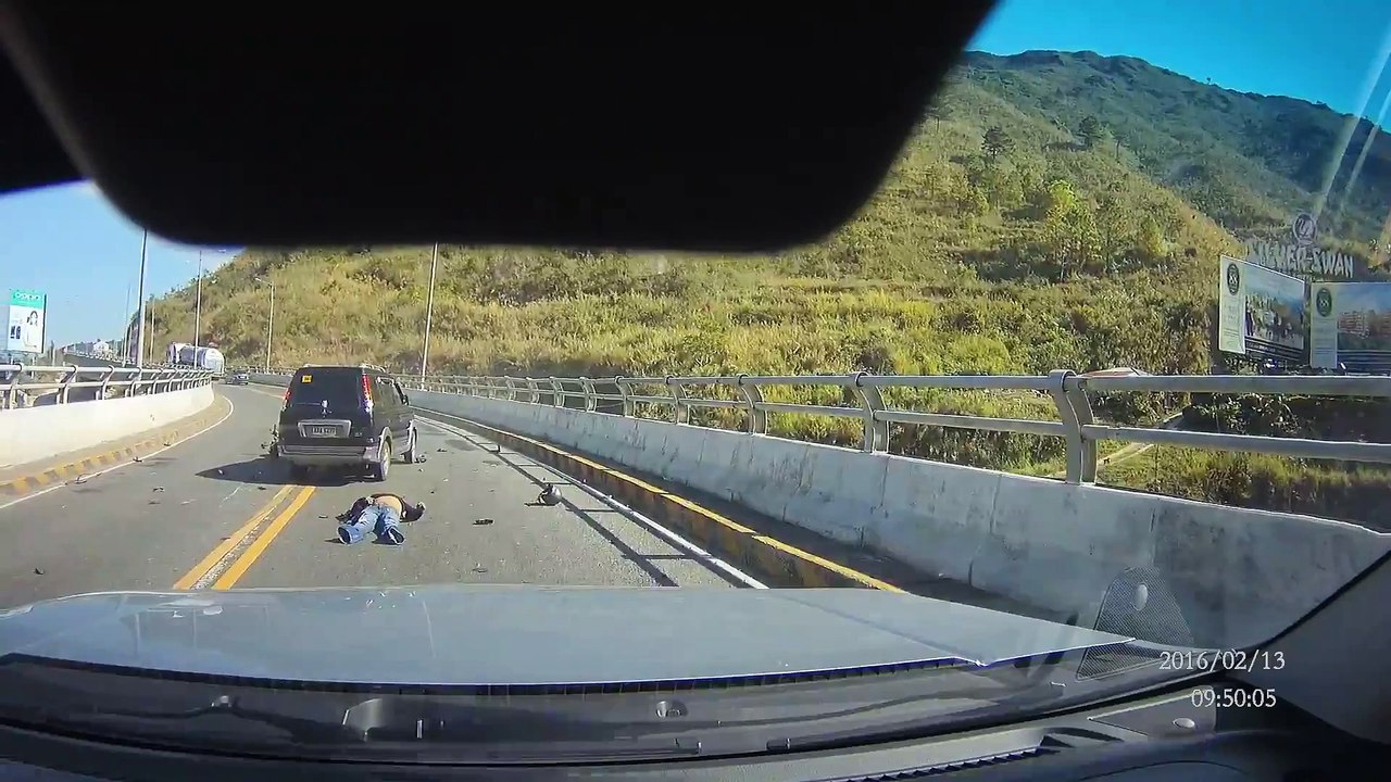 Un motard se prend de plein fouet une voiture à contre-sens - Accident terrible