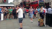 استعراض رائع في ساحة البيكاديلي لندن an interesting show by a young man in Piccadilly Square Covent (Funny Videos 720p)