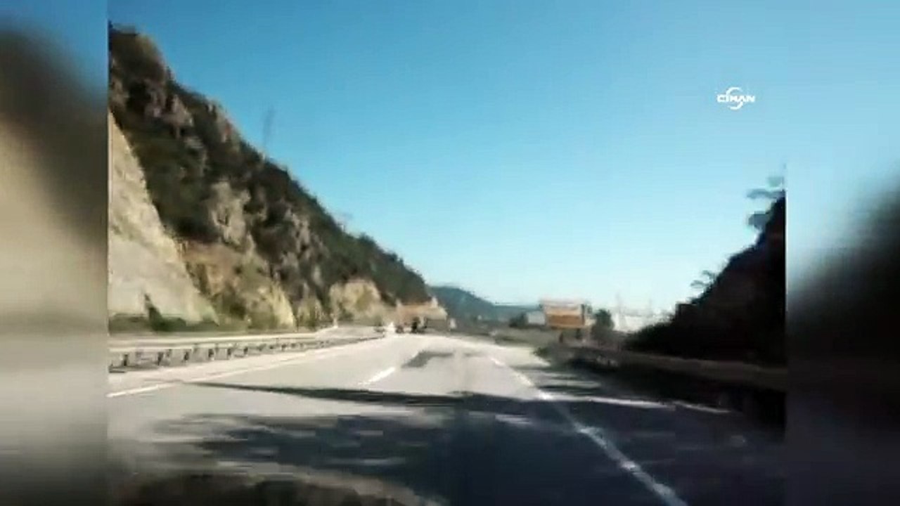 Dev kayaları taşıyan kamyonlar trafikte tehlike saçıyor