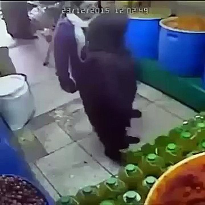 _سيده تسرق وتضع المسروقات بين فخذيها__