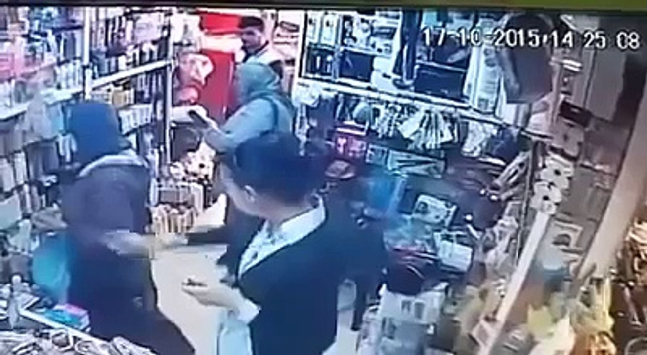 _كاميرا المراقبة ترصد سيدة تسرق هاتفا ذكيا بأحد محلات الناظور Nador, Ariffino.net__