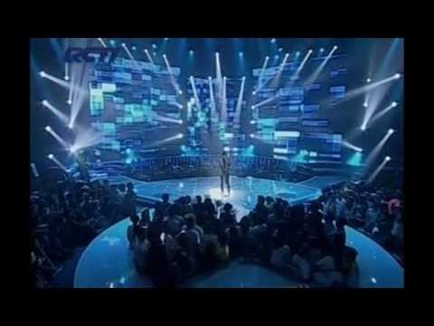 FEBRI - Biarkan Aku Jatuh Cinta - Top 10 - INDONESIAN IDOL 2012