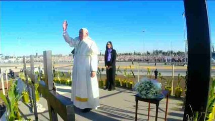 El papa Francisco reza al pie de una cruz en la frontera de México con Estados Unidos