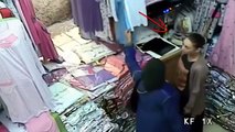 _فتاة تسرق إيراد محل وتضعه بحاملة الصدر__