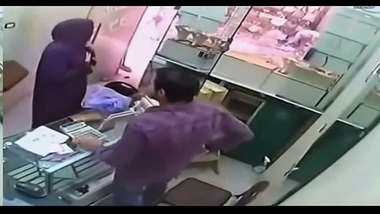 _فتاة تسرق محل ذهب بعد مغافلة مالكه__