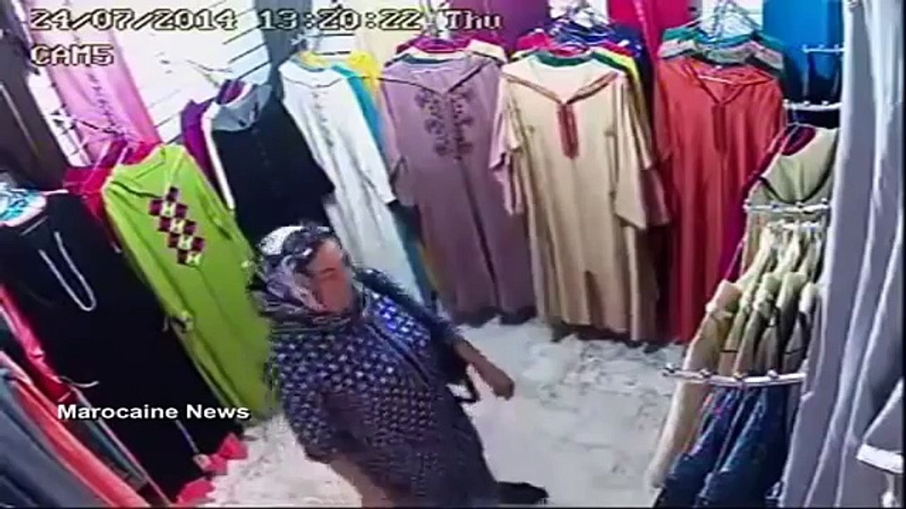إمرأة مغربية تسرق محل لبيع الملابس بطريقة احترافية