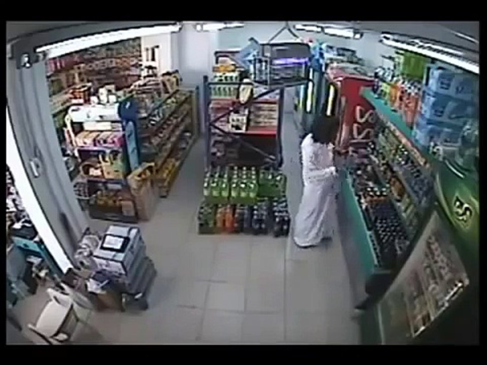 _سرقة سوبرماركت بالدمام وضرب العامل !!__