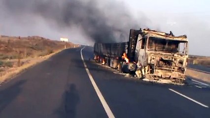Viranşehir'deki yol kapatma eyleminde uzun TIR kuyruğu oluştu
