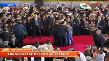 Caluroso abrazo: papa Francisco es rodeado de varios niños antes de dar su adiós a México