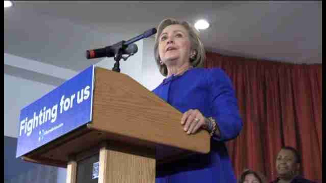 Víctimas por armas de fuego acompañan a Hillary Clinton en Chicago