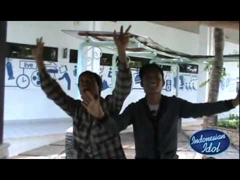 Bagus 'Angin' dan Minanur 'Pocong', Akrab - INDONESIAN IDOL 2012