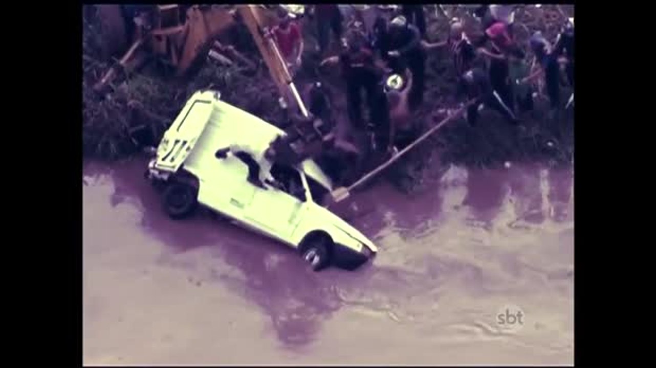 Motorista é resgatada depois de cair em córrego durante tempestade