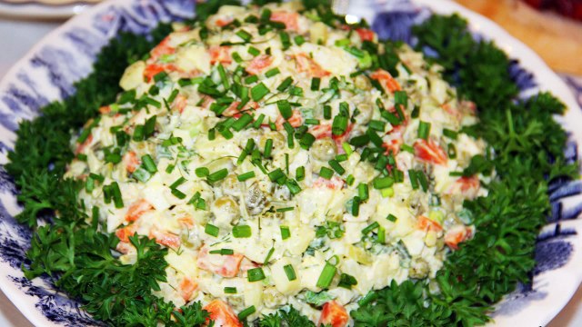 Видео-рецепт- Салат Оливье (Зимний салат) - Russian salad Olivier