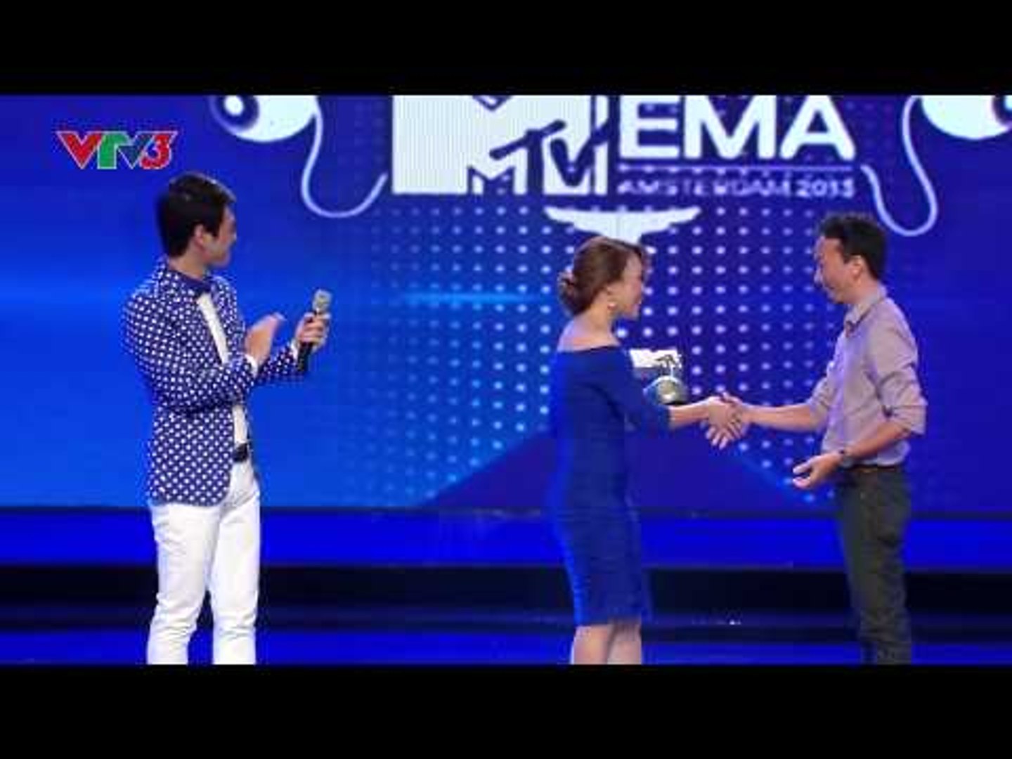 Mỹ Tâm nhận cúp MTV châu Âu trên sân khấu Vietnam Idol
