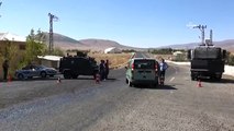 Muş’ta PKK yol kapattı, araç yaktı