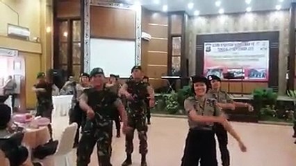 TNI Dan Polisi Joget Goyang Dumang Bareng