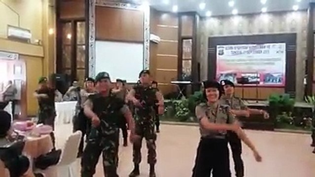 TNI Dan Polisi Joget Goyang Dumang Bareng
