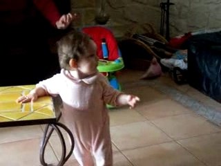 Ilona 10 mois danse et se lache !!