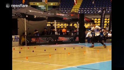 Chinese roller skaters put on amazing show in Italy