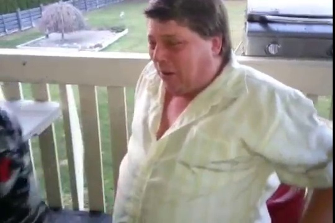 Un homme se fait arracher une dent à la pince