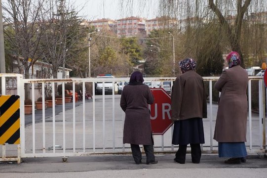 Adli Tıp önünde ailelerin acı bekleyişi sürüyor