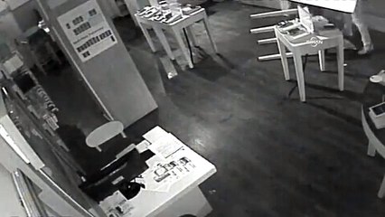 45 saniyede 150 bin liralık cep telefonu çaldılar