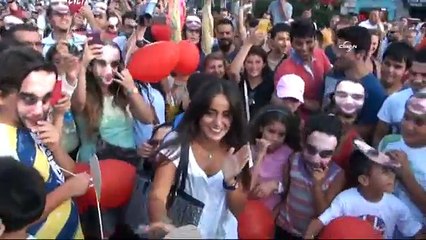 Taksim'de kırmızı halılı evlilik teklifi